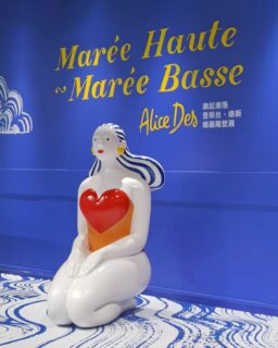 🥰 And here she is ! 
One big swimmer in the middle of Beijing ! What a chance to make this dream project come true. A huge thank you to the wonderful team of the Institut Français, from Chengdu to Beijing. And a big thank you for everyone who took pictures of her ❤️ She will probably travel to another location very soon…
•
Design by @alicedes_illustration 
3D modeling by @dachi_cornflakes 
Photo 1 : @pauline_cao_livres 
Photos 2-3-4 : Yuan Lin pour l’Institut Français 
•
#mareehautemareebasse #3Dsculpture