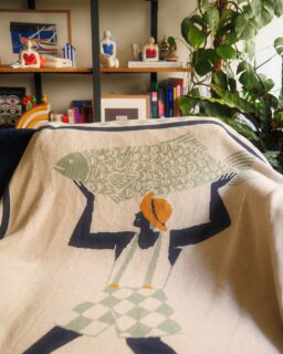 Is there a more perfect time to cosy up in a beautiful knit blanket ? ☕️🍁🍂 
With the code « alicedes » you can get 10% off your purchase on biquette.com ! Link in my bio 🍁
•
Designs @alicedes_illustration 
Blankets @biquette_co
•
#illustration #knitblanket