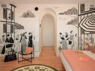 ✨Haute Couture✨ la chambre de la villa Resaurie à Biarritz  @lesmaisonsfabel en hommage aux créateurs et créatrices qui ont pris leur quartier dans cette ville de bord de mer. C’était un vrai plaisir de travailler sur ce papier peint ! Et d’utiliser cette jolie arche pour faire un runway à toutes celles et ceux qui vont rentrer dans la chambre. 
•
✨High Fashion✨ the Resaurie villa bedroom for @lesmaisonsfabel , designed as an homage to the designers that inhabited Biarritz throughout the years. It was so much fun to create this wallpaper ! And to think of how to make this lovely arch a true runway for everyone that comes into the room ! 
•
#illustration #peinture #painting #wallpaper #papierpeint #biarritz