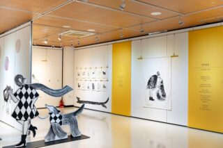 🎉 Voici les premières images de mon exposition au Centre de la Culture et des Arts de Hamyang en Corée du Sud !
« Un Monde plus doux » (difficilement traduisible en français depuis le coréen haha) explore ce qui nous lie : entre nous, les amitiés, la famille, avec nos animaux, avec soi-même.
•
🎉 Here are the first images from my exhibition at the Hamyang Culture and Arts Center in South Korea!
« A Gentle World » explores the bonds that connect us - whether between people, in friendships and family, with our animals, or with ourselves.
•
🎉 한국 함양문화예술회관에서 열린 제 전시회의 첫 사진들을 공개합니다!
다정한 세계 ‘는 사람과 사람 사이, 우정과 가족, 동물, 그리고 우리 자신과의 관계 등 우리를 이어주는 유대감을 탐구합니다.
•
@limitedbluestudio
Discuter avec @payiri_erin et @jun.jamie24 de @limitedbluestudio m’a fait réaliser à quelle point les relations sont une part centrale de mon travail. Le lien est un thème en réalité assez récurrent, que j’ai développé depuis plusieurs années dans des gouaches en noir et blanc. Quelle joie de les voir prendre vie en grand format ! ❤️
•
Chatting with @payiri_erin and @jun.jamie24 from @limitedbluestudio made me realize how relationships are a central part of my work. Connexion is actually a fairly recurring theme in my paintings, which I have developed over several years in black and white gouaches. What a joy to see them come to life in large format! ❤️
•
@limitedbluestudio의 @payiri_erin, @jun.jamie24 님과 이야기를 나누며, 관계라는 요소가 제 작업의 핵심임을 다시금 깨달았습니다. 사실 ‘관계’는 지난 수년간 흑백 과슈(gouache)로 작업해 오며 꾸준히 다뤄온 주제이기도 한데요, 이 작업들이 대형 작품으로 구현된 모습을 보니 정말 기쁘네요! ❤️
🖼️ L’exposition se divise ainsi entre plusieurs sections ; les relations amoureuses, familiales, amicales, avec soi-même… Et avec nos animaux de compagnie préférés ! Autant de formes que peut prendre l’amour, le lien. Dans les temps qui courent, je pense qu’il est vital de revaloriser l’union, la cohésion, la tendresse.
•
🖼️ The exhibition is thus divided into several sections: romantic, family, and platonic relationships, as well as the relationship with oneself... and with our beloved pets! These represent the many forms that love and connection can take. In times like these, I believe it is vital to place renewed value on unity, cohesion, and tendernes
